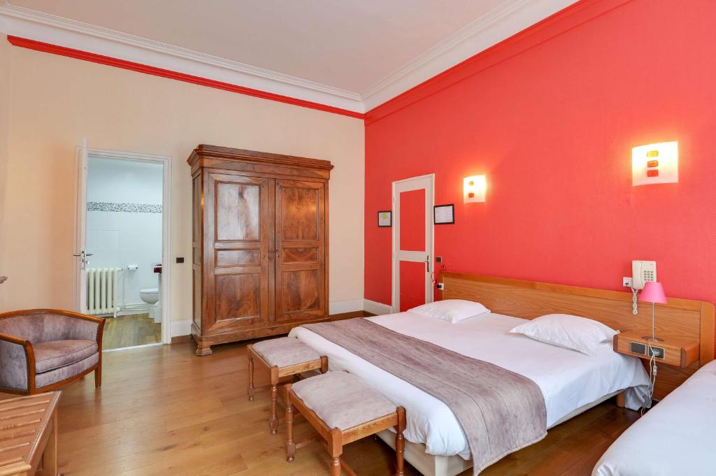 Postel nebo postele na pokoji v ubytování Brit Hotel Notre Dame
