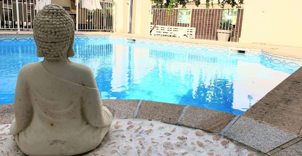Bazén v ubytování Brit Hotel Confort Auclair nebo v jeho okolí