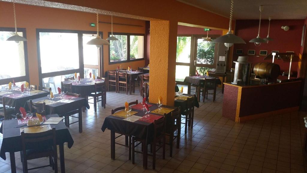 an overhead view of a restaurant with tables and chairs at Brit Hotel Sarreguemines in Sarreguemines