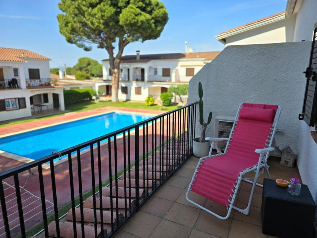Bazén v ubytovaní Cosy apartment of l'Escala Beach alebo v jeho blízkosti