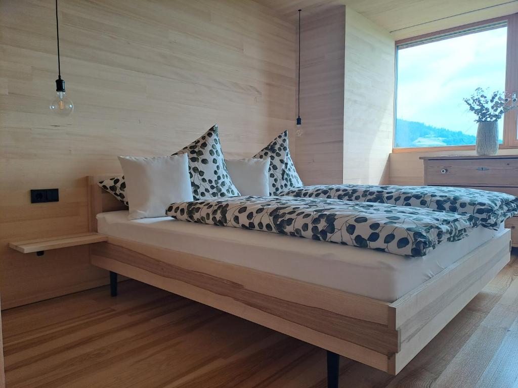 Postel nebo postele na pokoji v ubytování NEU ausZEIT985 - auszeit mit ausblick