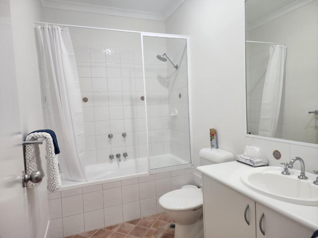 曼哲拉Apartment in Apollo Quays resort with shared Jetty的带淋浴、马桶和水槽的浴室