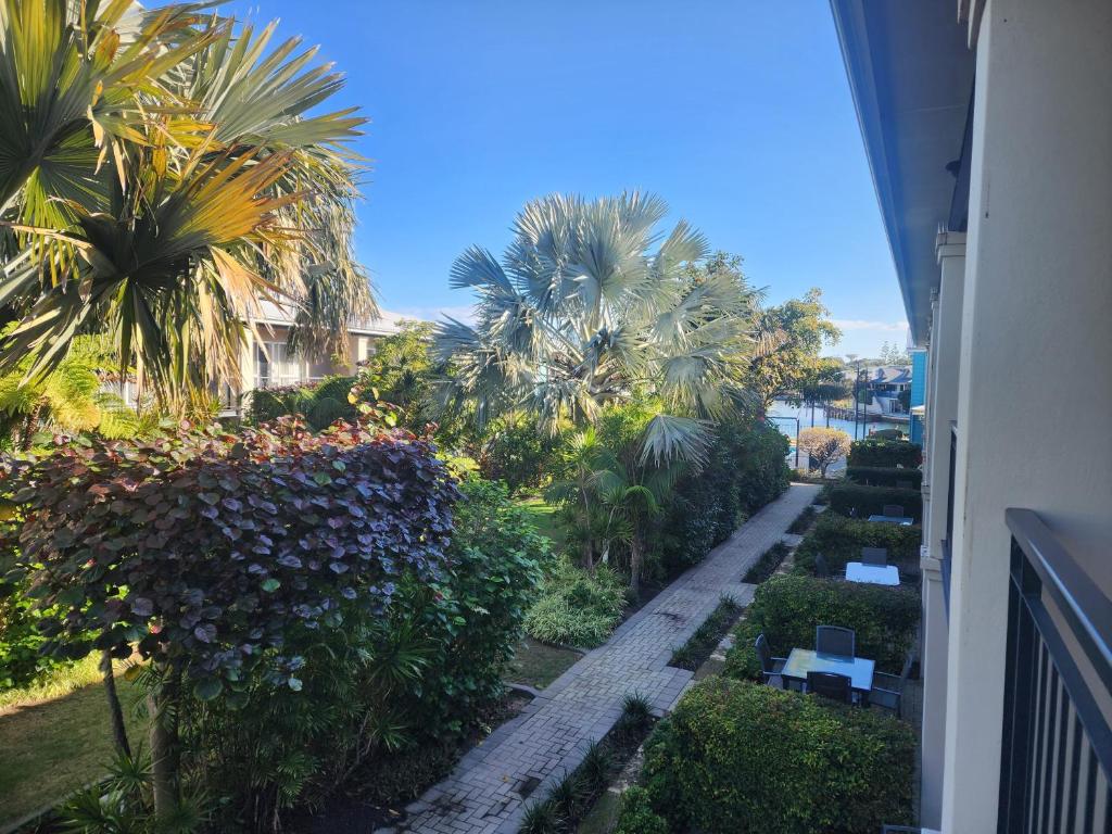 Apartment in Apollo Quays resort with shared Jetty外面的花园