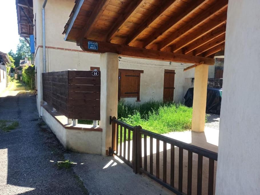 - une vue sur l'extérieur d'un bâtiment avec un toit en bois dans l'établissement La maison colorée, à Saint-Laurent