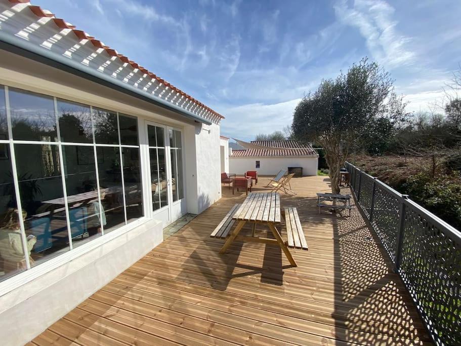 a wooden deck with a bench on a house at Maison 10 lits proximité du Port - YEU Ker Chalon in Port-Joinville
