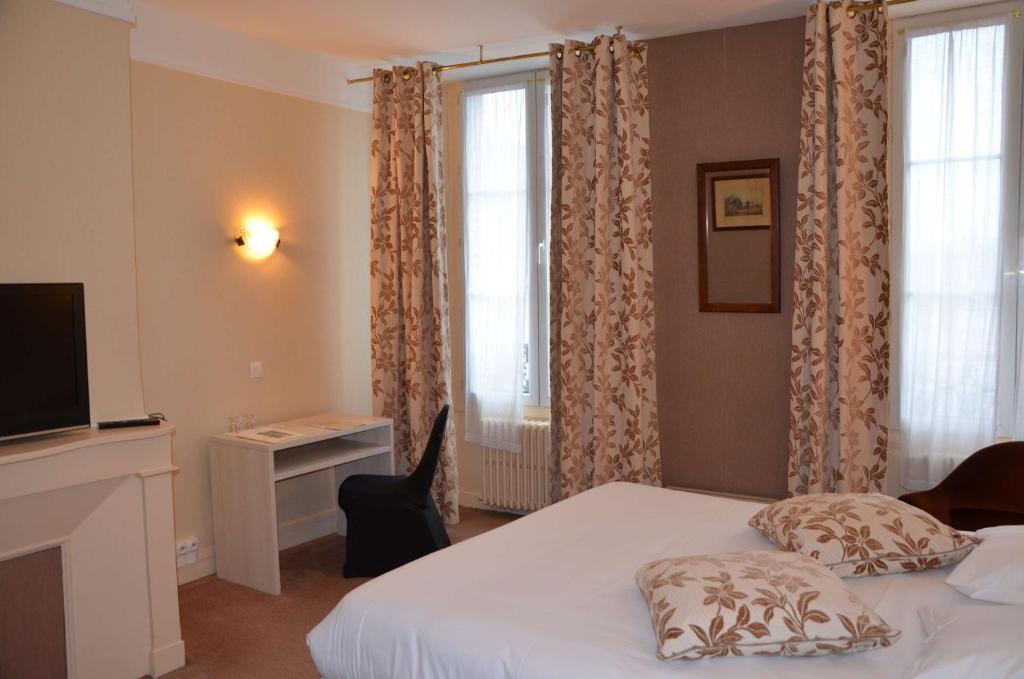 Postel nebo postele na pokoji v ubytování Brit Hotel Du Dauphin L'Aigle