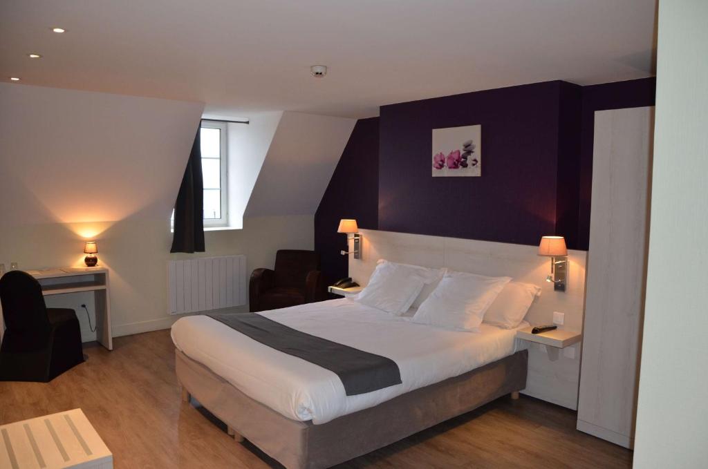 Postel nebo postele na pokoji v ubytování Brit Hotel Du Dauphin L'Aigle