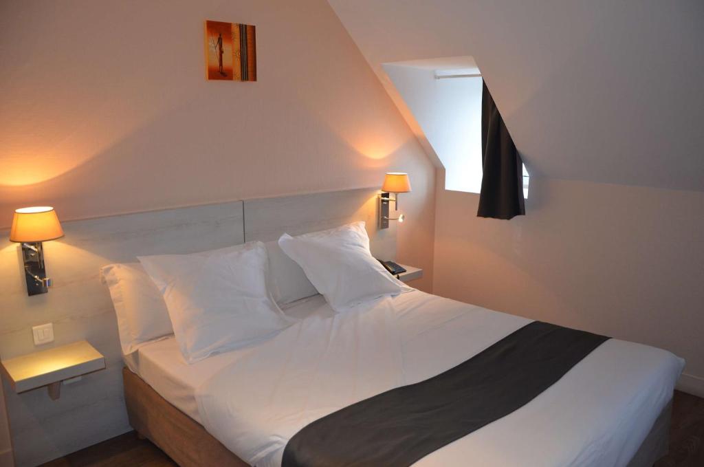 Postel nebo postele na pokoji v ubytování Brit Hotel Du Dauphin L'Aigle