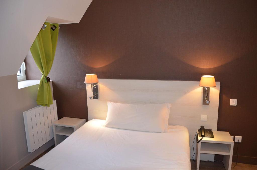Postel nebo postele na pokoji v ubytování Brit Hotel Du Dauphin L'Aigle