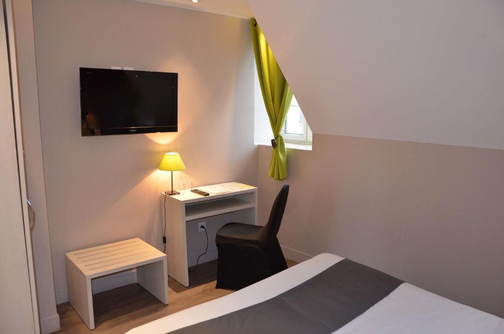 Postel nebo postele na pokoji v ubytování Brit Hotel Du Dauphin L'Aigle