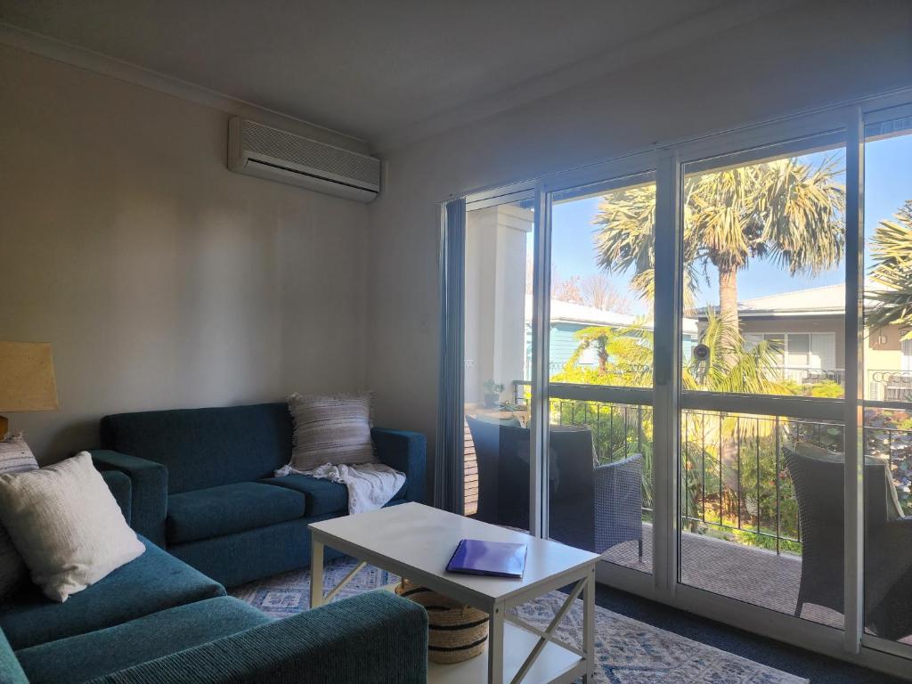 Apartment in Apollo Quays resort with shared Jetty的休息区