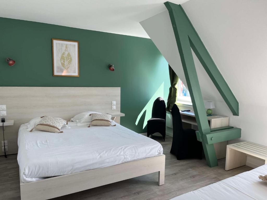 Postel nebo postele na pokoji v ubytování Brit Hotel Du Dauphin L'Aigle