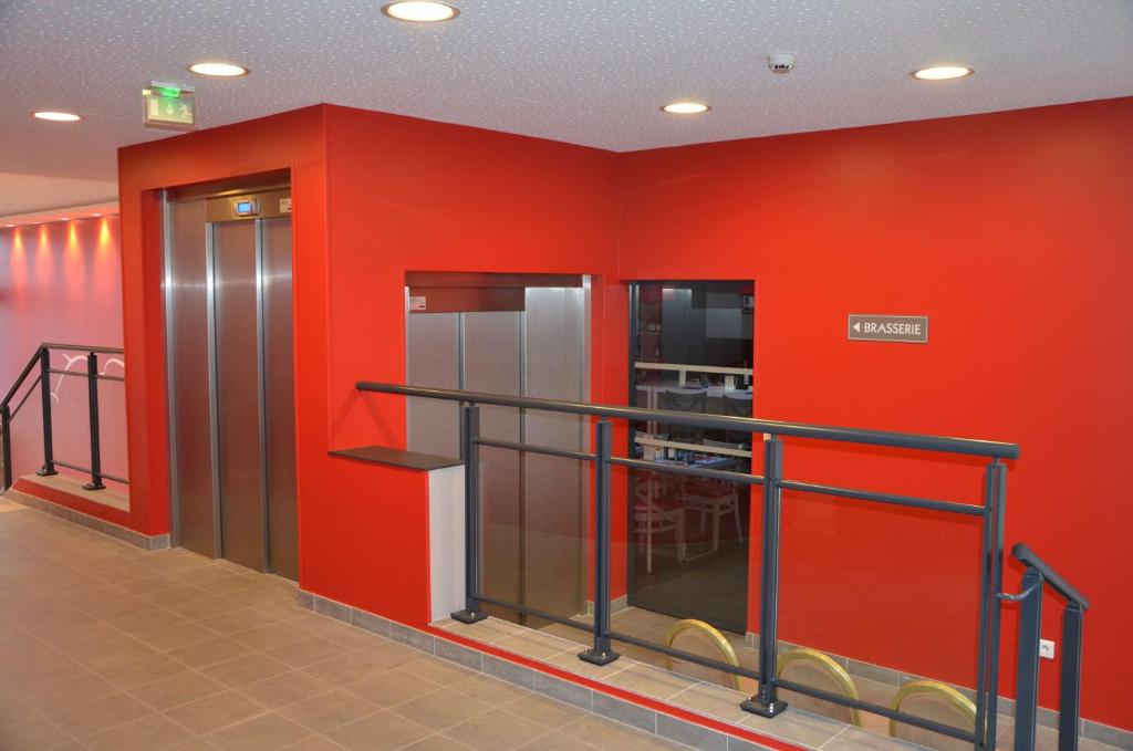 Fotografie z fotogalerie ubytování Brit Hotel Du Dauphin L'Aigle v destinaci LʼAigle