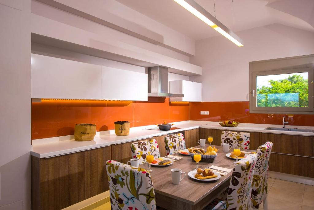 Kuchyň nebo kuchyňský kout v ubytování Royal nest villa Pitsidia