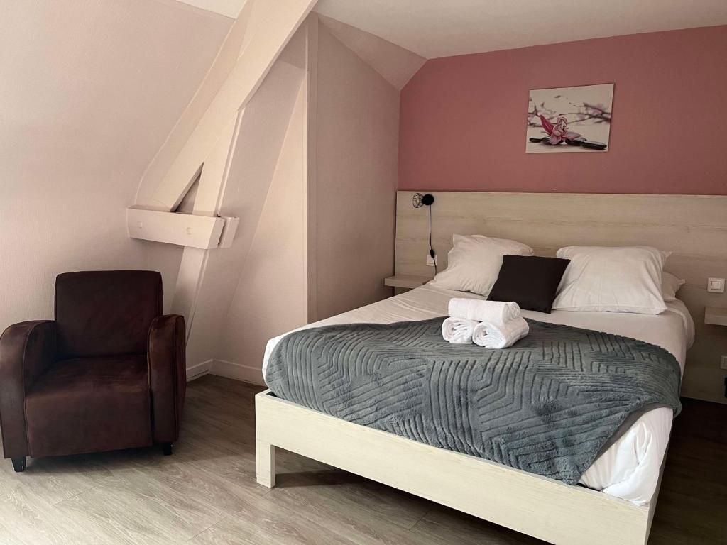 Postel nebo postele na pokoji v ubytování Brit Hotel Du Dauphin L'Aigle