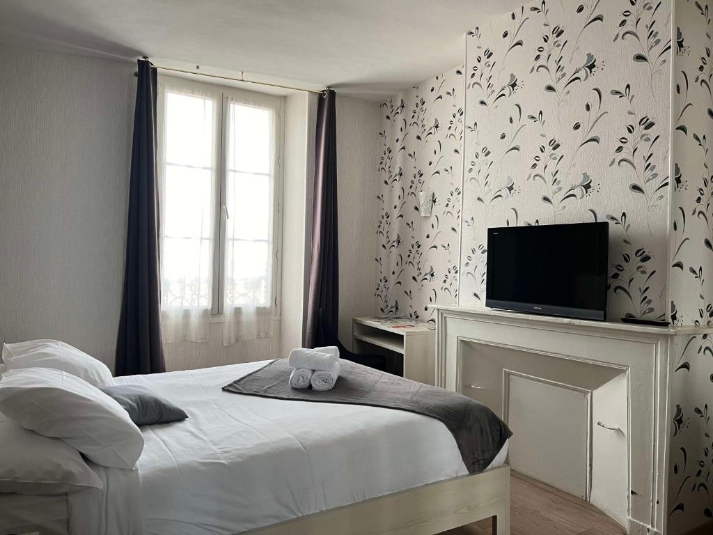 TV a/nebo společenská místnost v ubytování Brit Hotel Du Dauphin L'Aigle