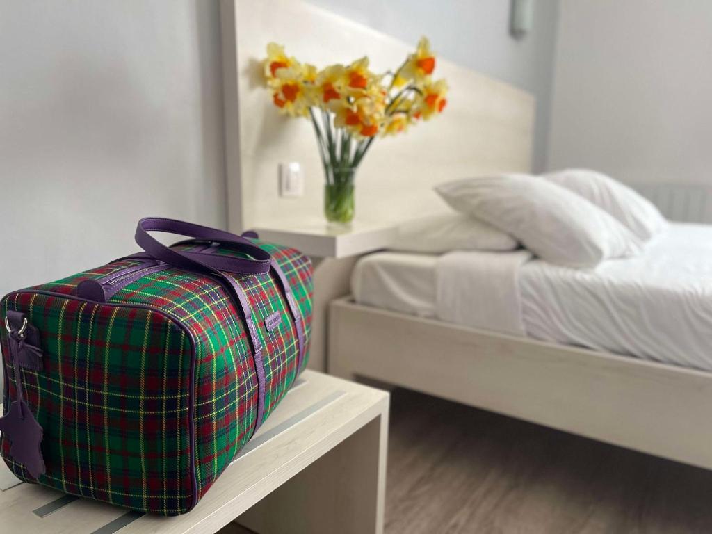 Postel nebo postele na pokoji v ubytování Brit Hotel Du Dauphin L'Aigle