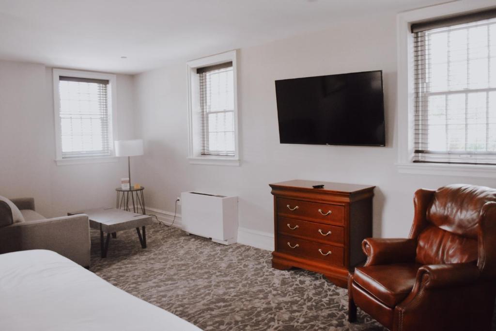 Normandy Farm Hotel & Conference Center - Deluxe King Suite