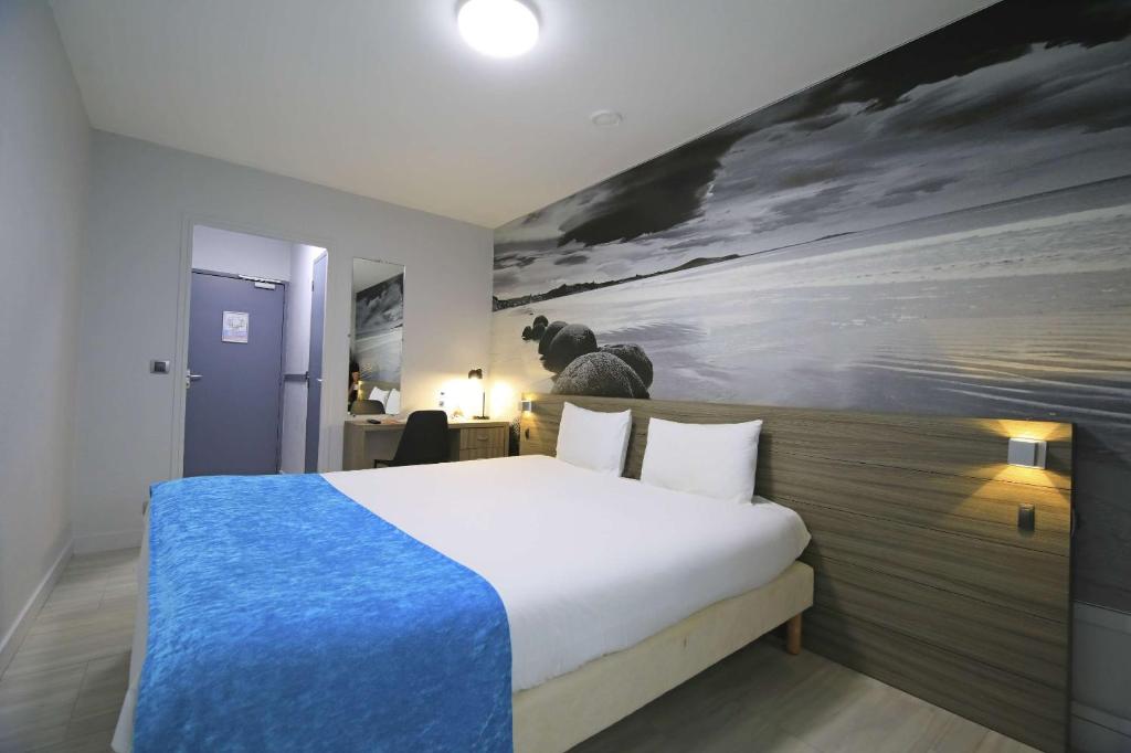 Postel nebo postele na pokoji v ubytování Brit Hotel Le Polder