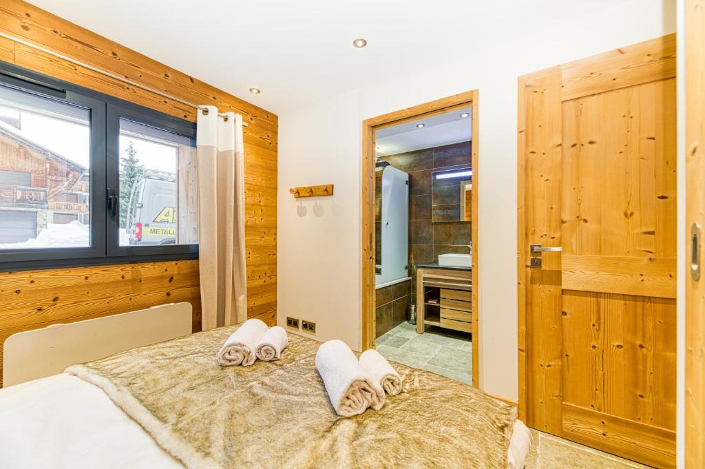 Łóżko lub łóżka w pokoju w obiekcie Homency - Chalet La Biche