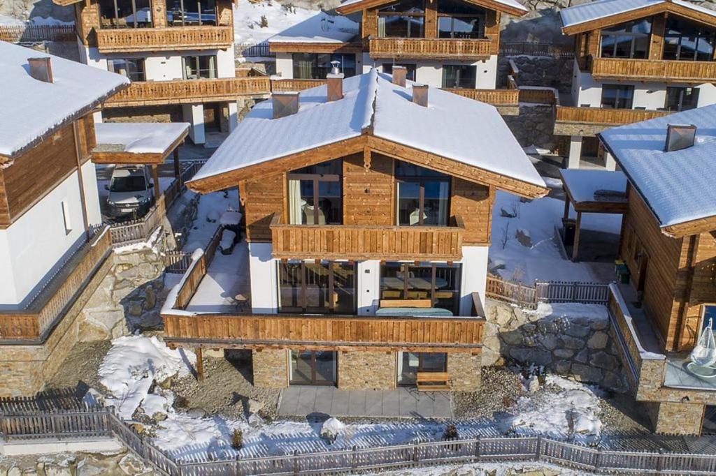 - une vue aérienne sur une maison enneigée sur le toit dans l'établissement Nationalpark Chalet Grosser Happ, à Neukirchen am Großvenediger