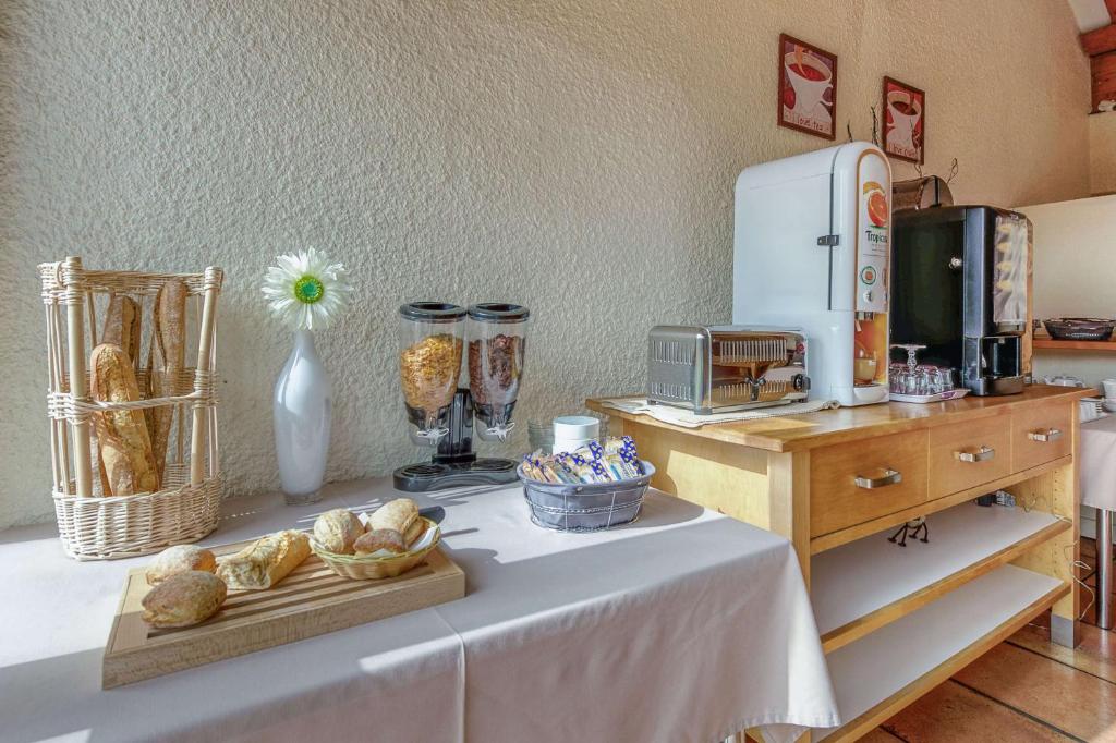 Kuchyň nebo kuchyňský kout v ubytování Brit Hotel Confort Castres