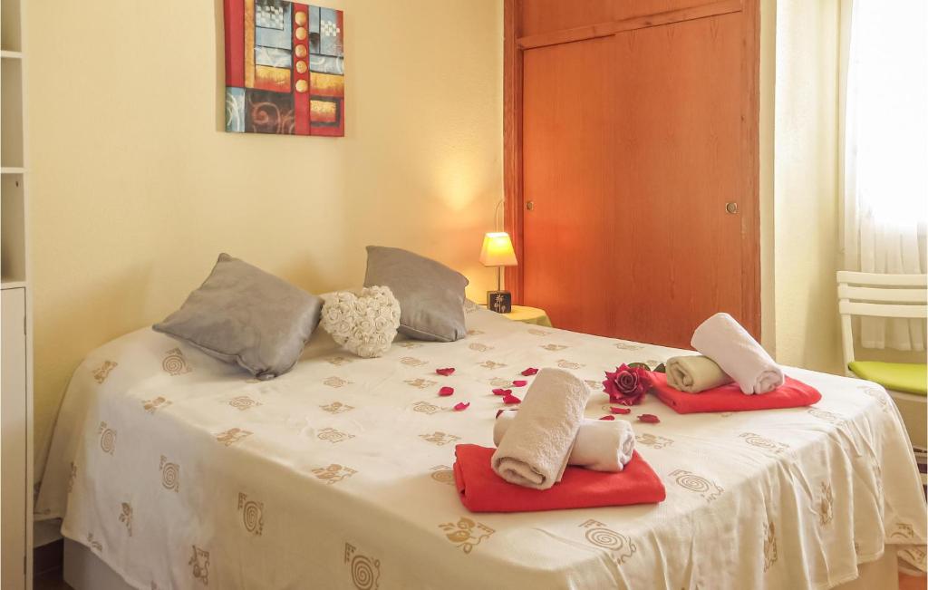 Posteľ alebo postele v izbe v ubytovaní 1 Bedroom Nice Apartment In Torrevieja