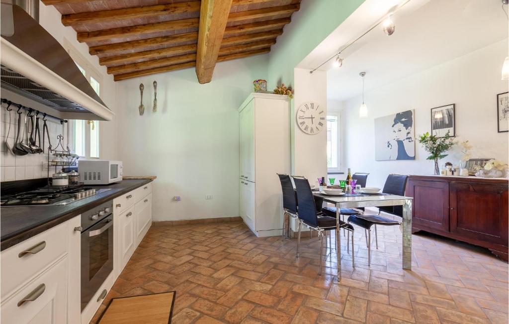 Kuchyňa alebo kuchynka v ubytovaní Cozy Home In Pontedera Pi With Wifi