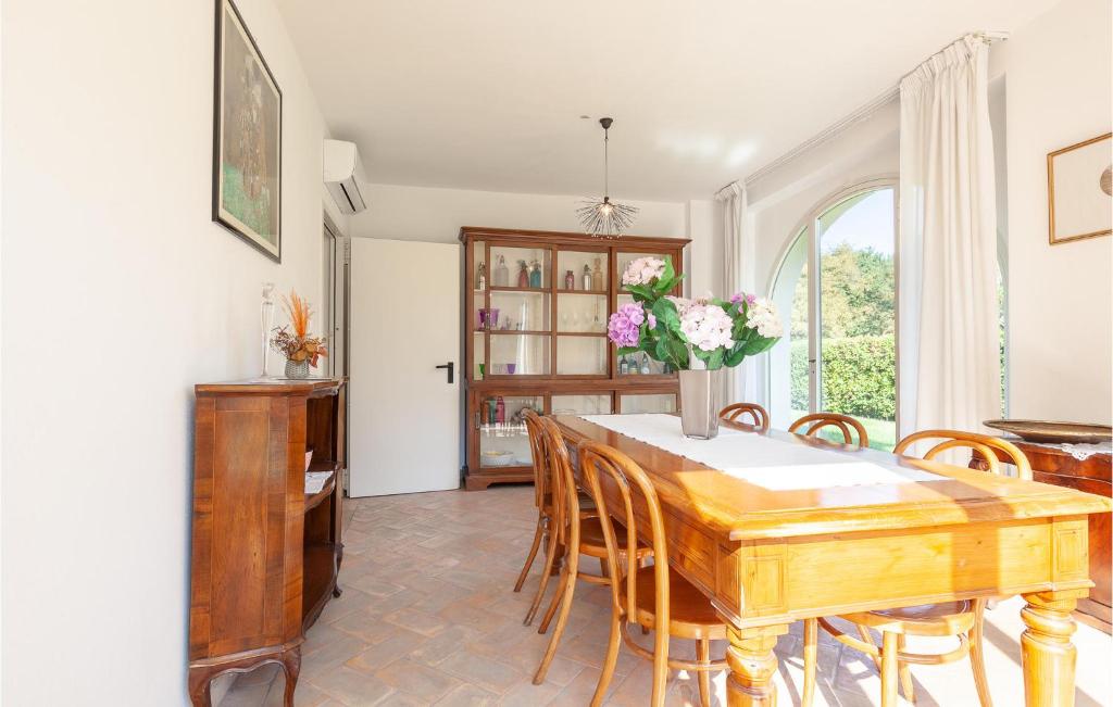 Televízia a/alebo spoločenská miestnosť v ubytovaní Cozy Home In Pontedera Pi With Wifi
