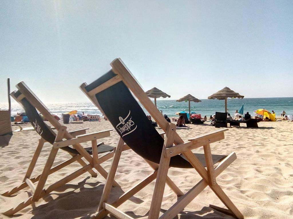 un par de sillas sentadas en una playa en Silver Coast Heights K, en Lourinhã
