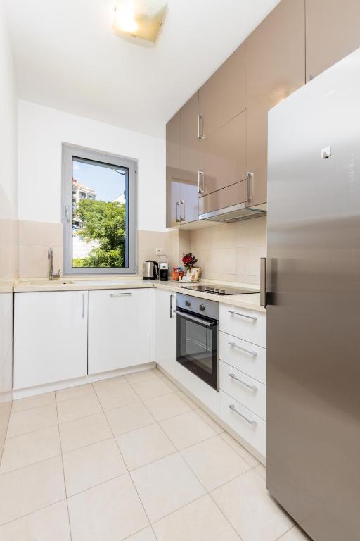 Kuchyň nebo kuchyňský kout v ubytování Apart hotel M S KATUNJANIN
