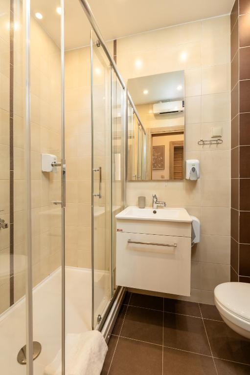 Koupelna v ubytování Apart hotel M S KATUNJANIN