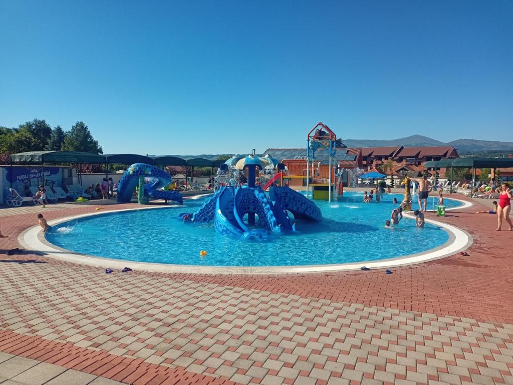 Bazén v ubytování OPERA LUX APARTMENTS - Green Hill kompleks Sokobanja & Free Parking - kod Akva Parka nebo v jeho okolí