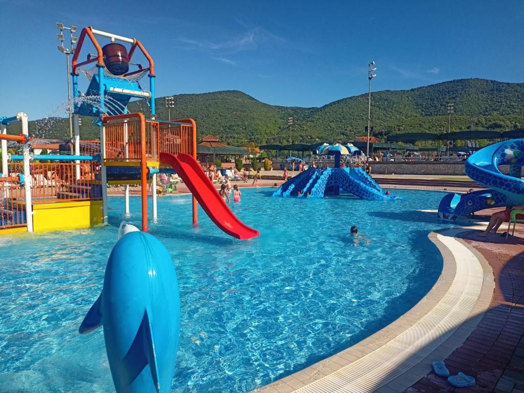 Bazén v ubytování OPERA LUX APARTMENTS - Green Hill kompleks Sokobanja & Free Parking - kod Akva Parka nebo v jeho okolí