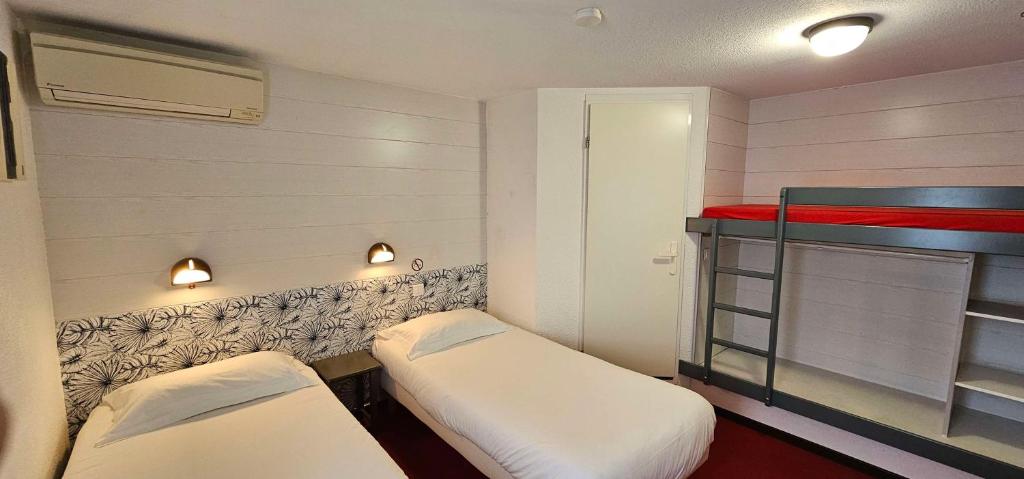 Llit o llits en una habitació de Brit Hotel Essentiel Albi Parc des Expos