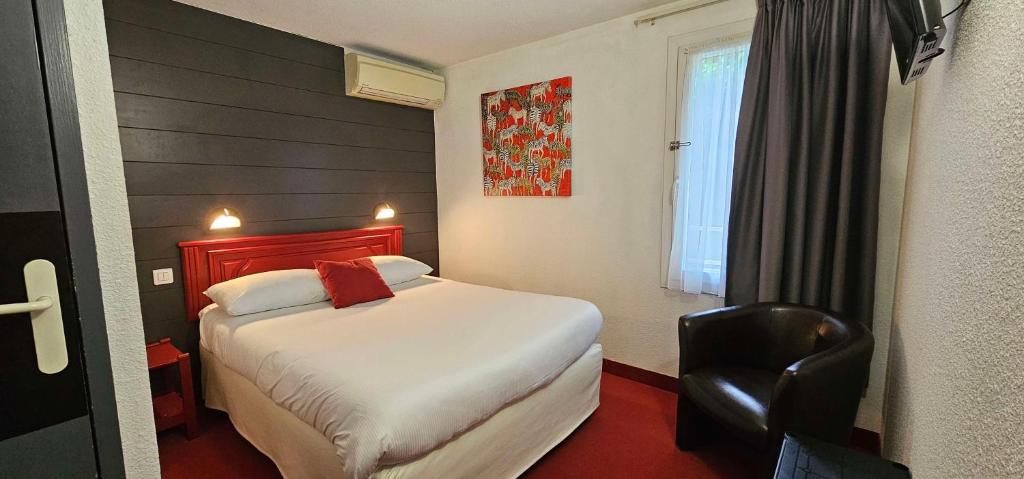 Llit o llits en una habitació de Brit Hotel Essentiel Albi Parc des Expos