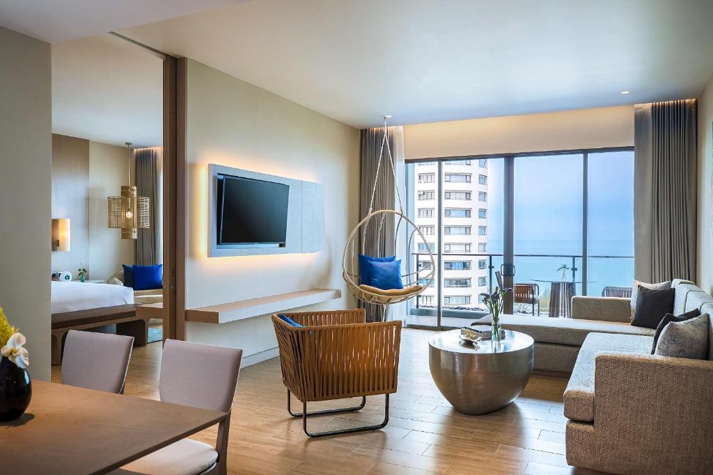 Renaissance Pattaya Resort & Spa - One Bedroom Sea View Suite