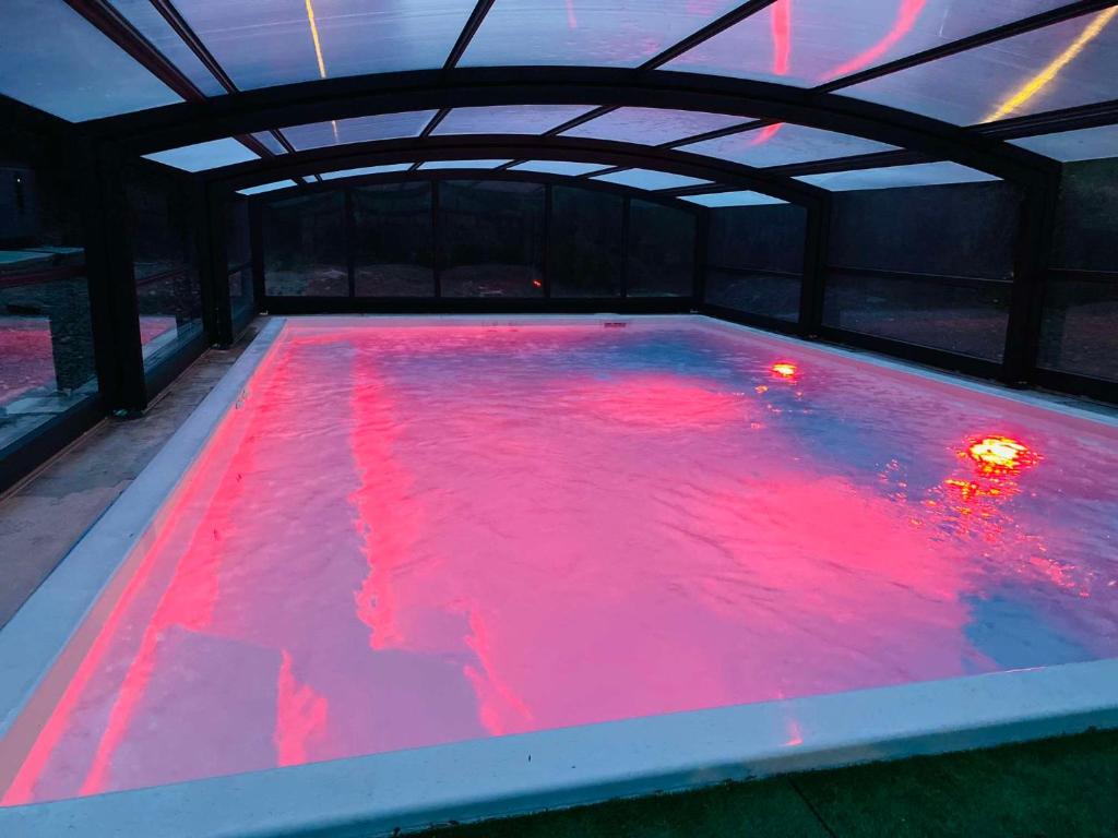 Bazén v ubytování BRIT HOTEL & SPA Le Roc au Chien nebo v jeho okolí