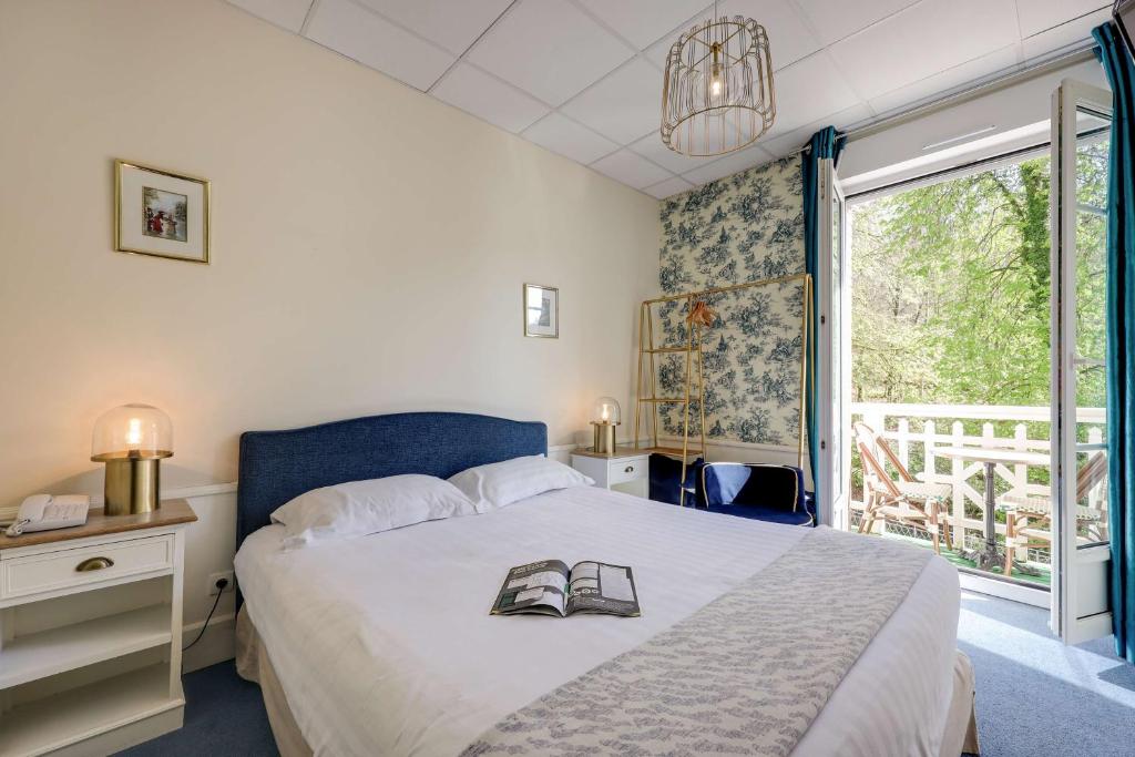 Postel nebo postele na pokoji v ubytování BRIT HOTEL & SPA Le Roc au Chien