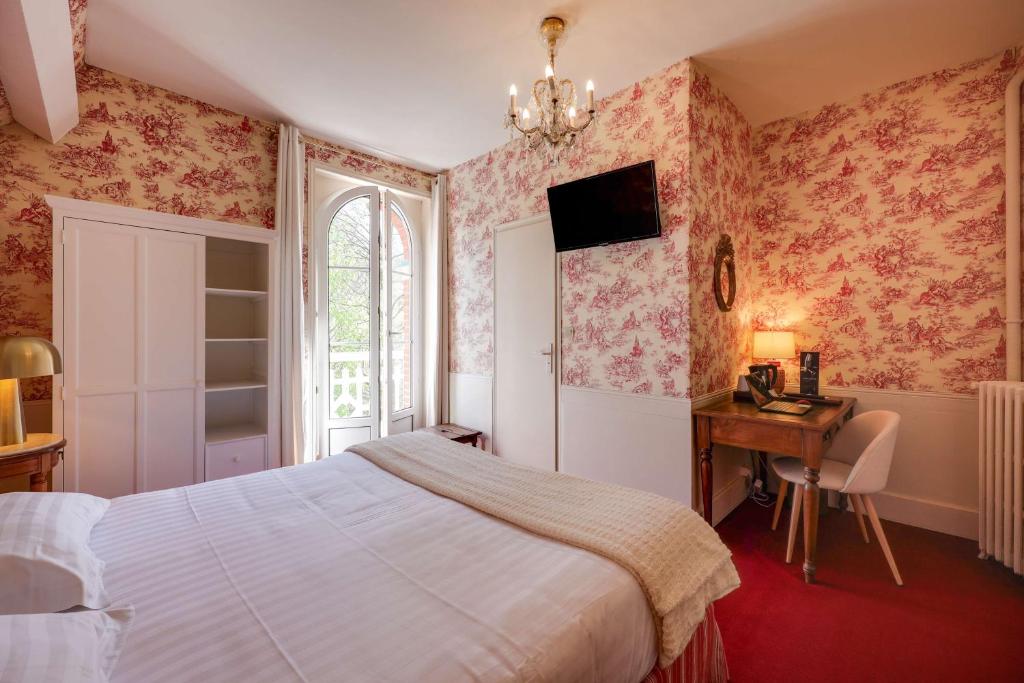 Postel nebo postele na pokoji v ubytování BRIT HOTEL & SPA Le Roc au Chien