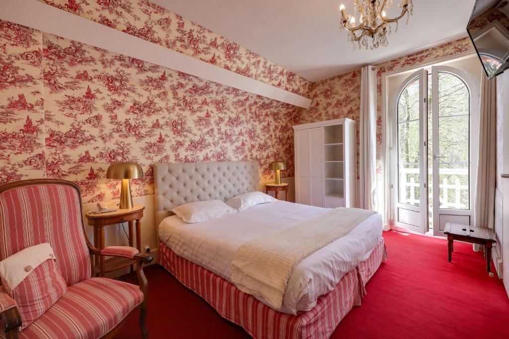 Postel nebo postele na pokoji v ubytování BRIT HOTEL & SPA Le Roc au Chien