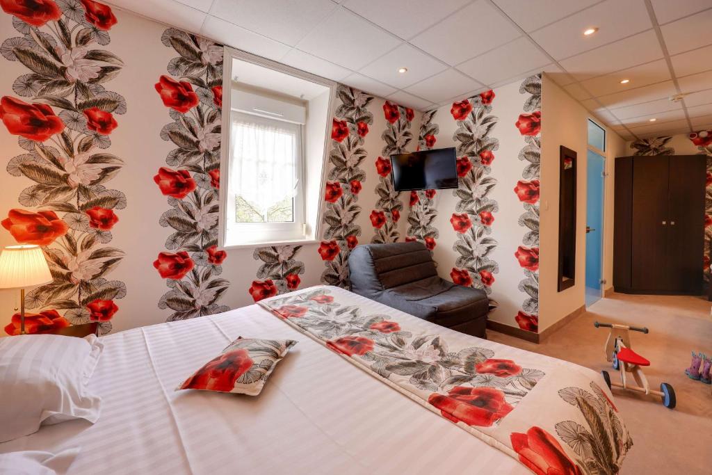 Postel nebo postele na pokoji v ubytování BRIT HOTEL & SPA Le Roc au Chien