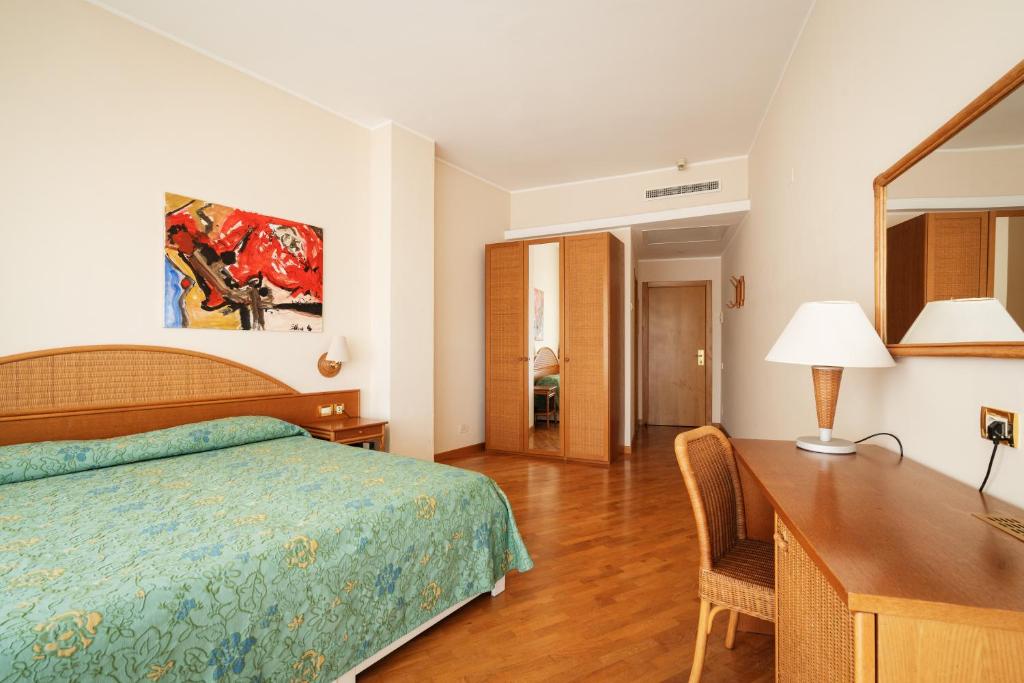 Postel nebo postele na pokoji v ubytování Hotel Scogliera