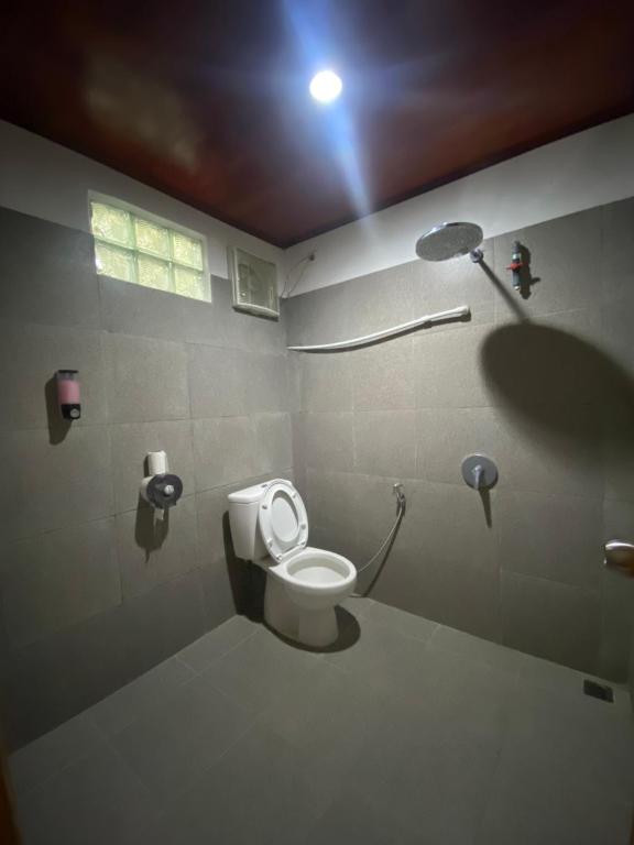 Bilik mandi di Vandu's View Guest house & Restaurant