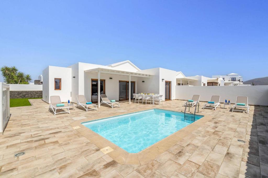 The swimming pool at or close to Villa Muzu by Villa Plus