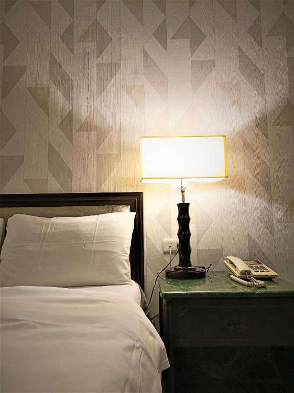 Well Garden Hotel - Economy Twin Room (no Window)
