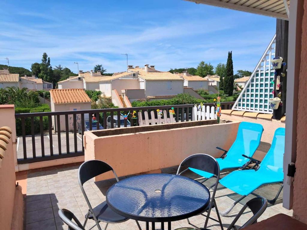 une terrasse avec des chaises, une table et une piscine dans l'établissement chantrelle, à Saint-Cyprien