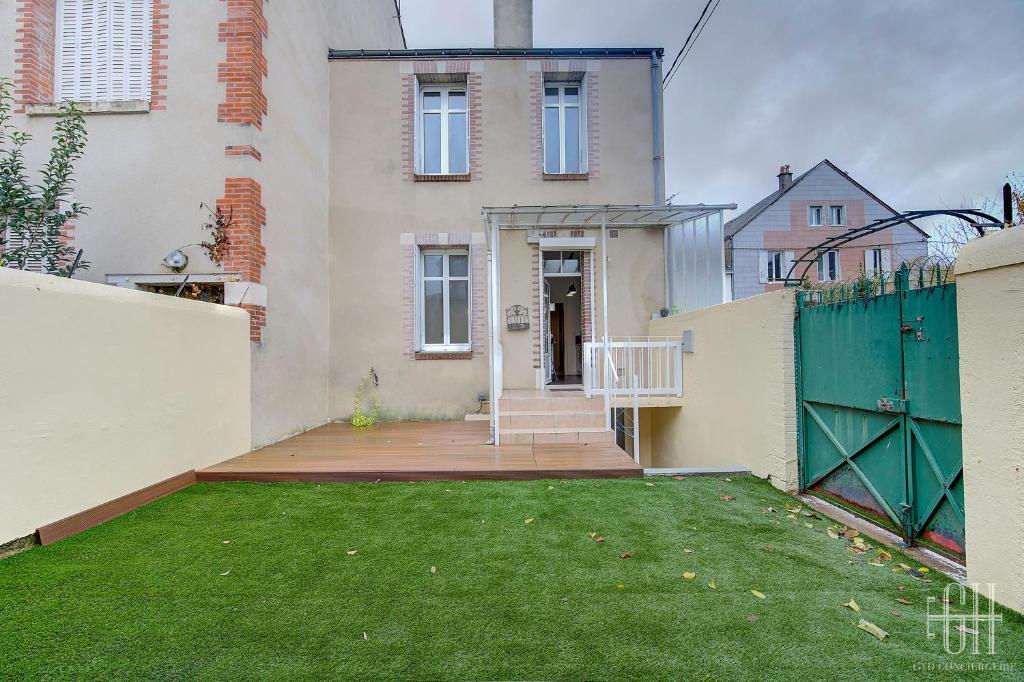 une maison avec une porte verte et une cour dans l'établissement Loéva - Maison de famille, à Tours