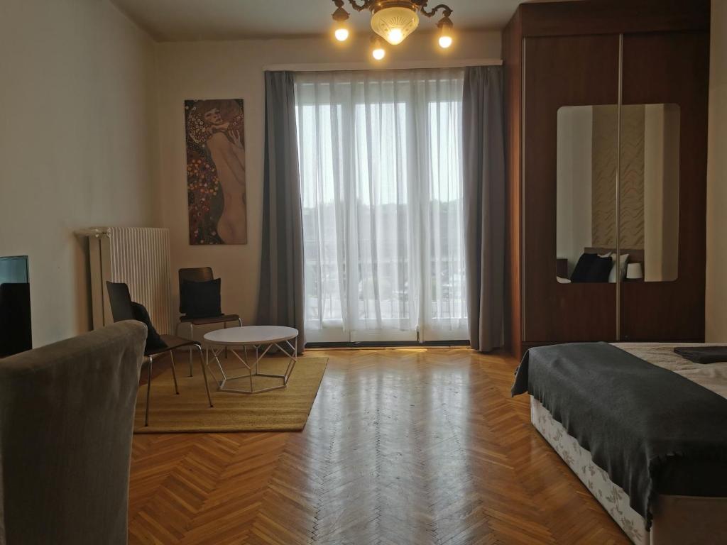 Jackquaters - Double Room With Mountain View