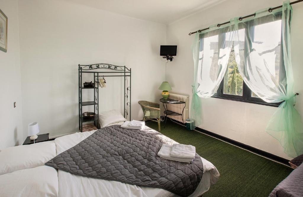 Postel nebo postele na pokoji v ubytování Auberge de l'Escargot d'Or